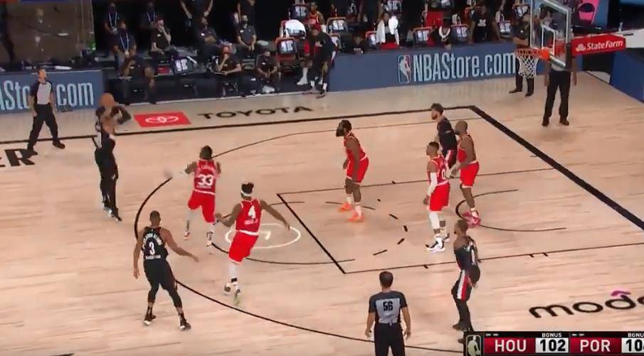  奥格斯堡防守反击犀利，一剑封喉拿下关键战  