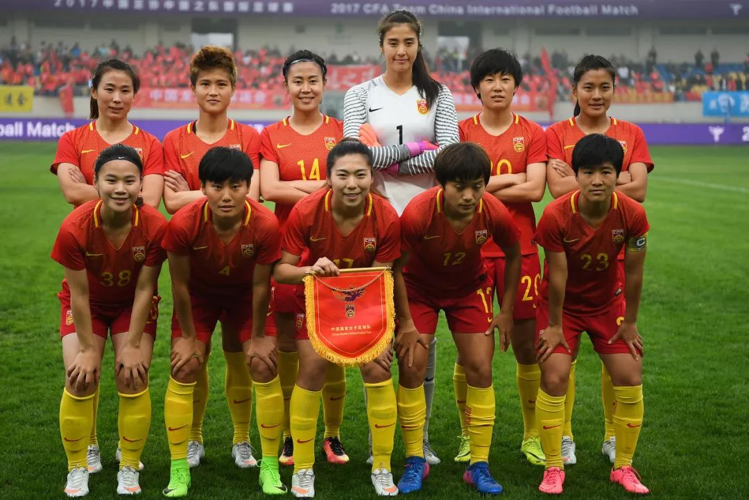 开云- 沃尔夫斯堡女足夺冠庆功，男足成绩相形见绌  